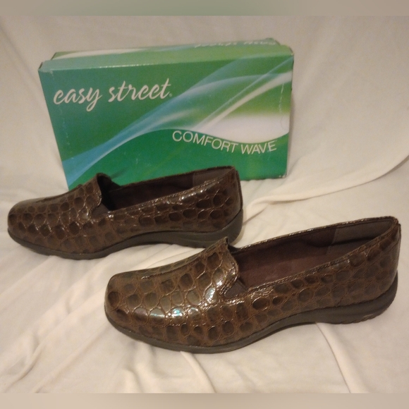 Easy Street Comfort Wave NWT Women's Size 8.5 WW Brown Crocodile Print Loafers - Picture 2 of 7
